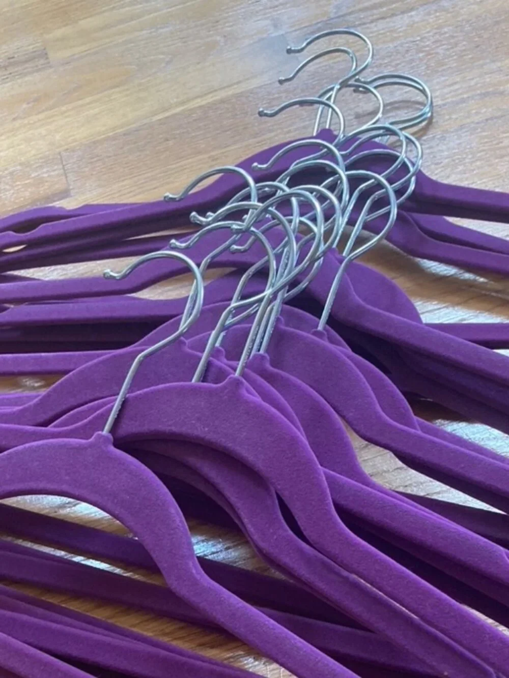 20 Non-Slip Slim Velvet Hangers